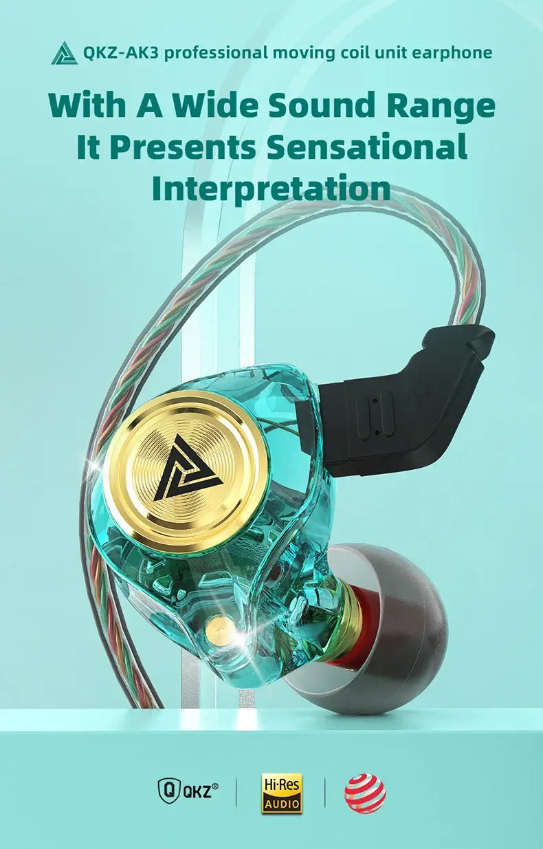 Casque d’écoute intra-auriculaire filaire Qkz AK3 de couleur turquoise transparente, doté d’un transducteur circulaire plaqué or et d’embouts en silicone noirs conçus pour un usage audio professionnel.