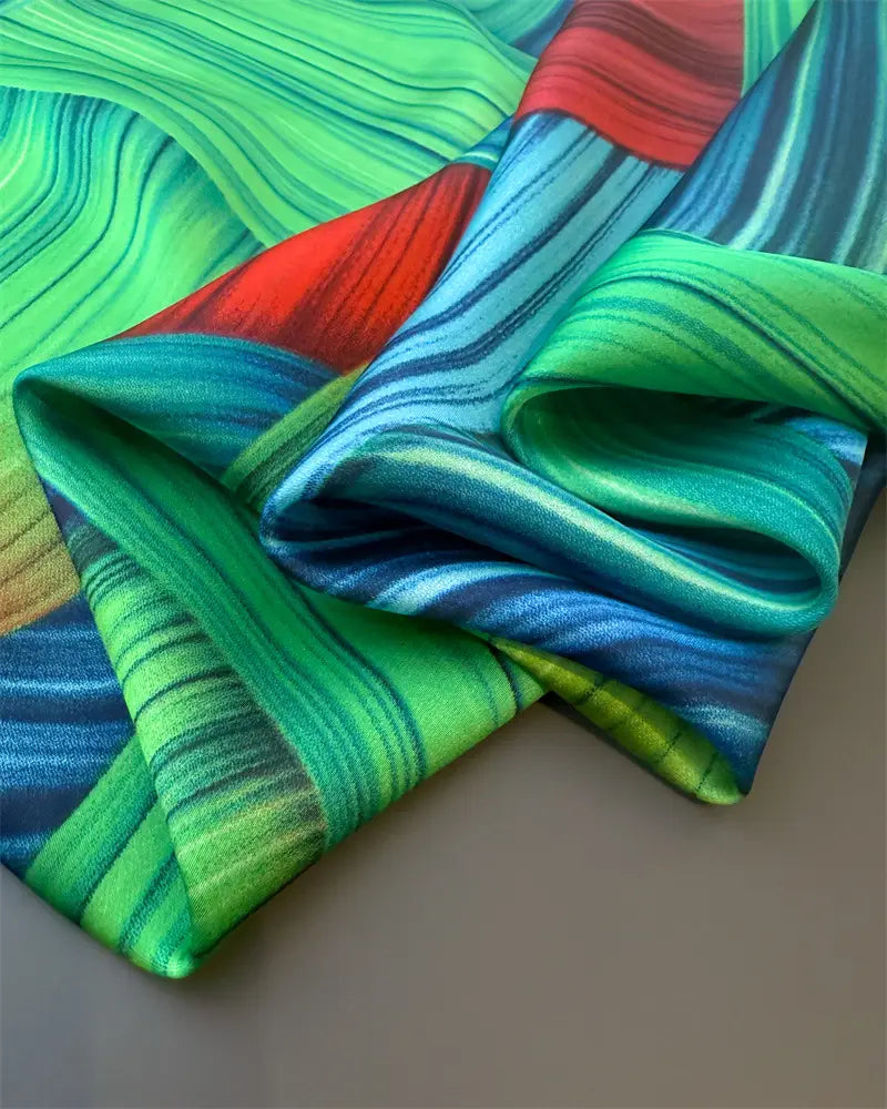 Lebendiger abstrakter Seidenschal für Damen mit fließenden Grün-, Blau- und Rotstreifen, entworfen als Colorblock-Frühlingsschal-Wickel.