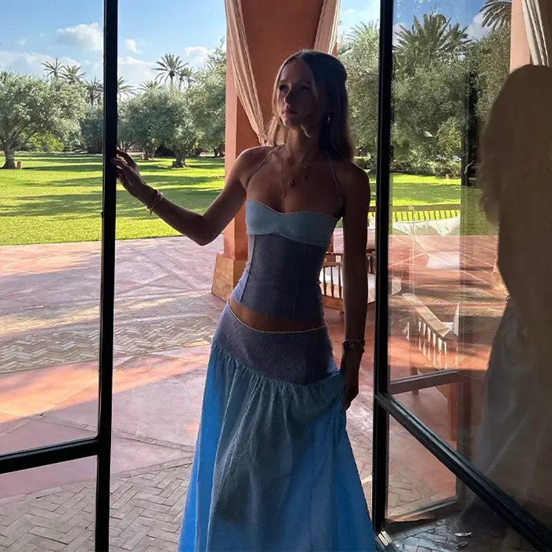 Zweiteiliges Set mit trägerlosem Korsagenkleid, zweifarbig blauem, tailliertem Oberteil und fließendem Rock, mit elastischem Taillenverschluss.