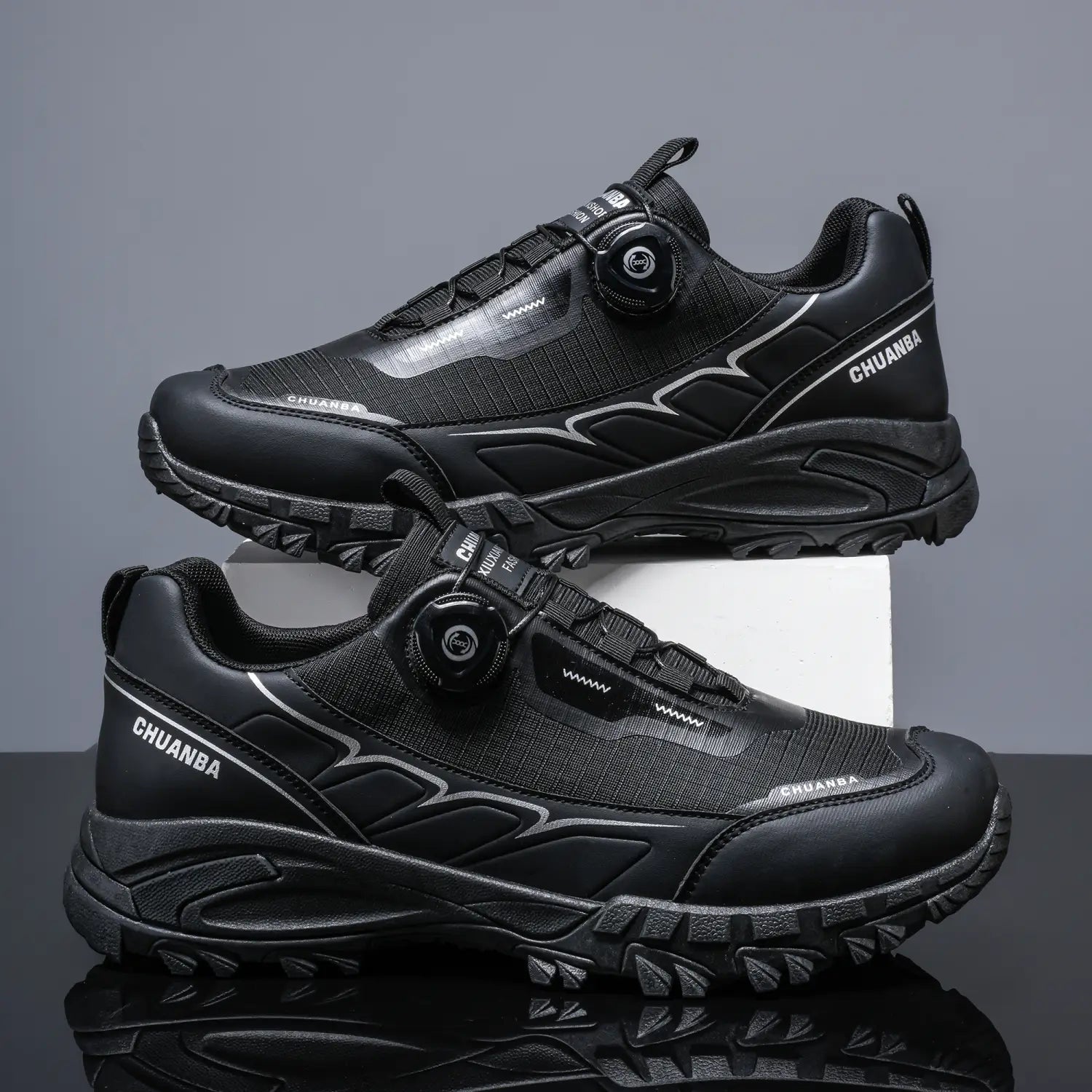 Les baskets de randonnée décontractées pour hommes chuanba noires présentent un design léger et respirant, un matériau texturé robuste et des accents argentés réfléchissants sur les côtés.