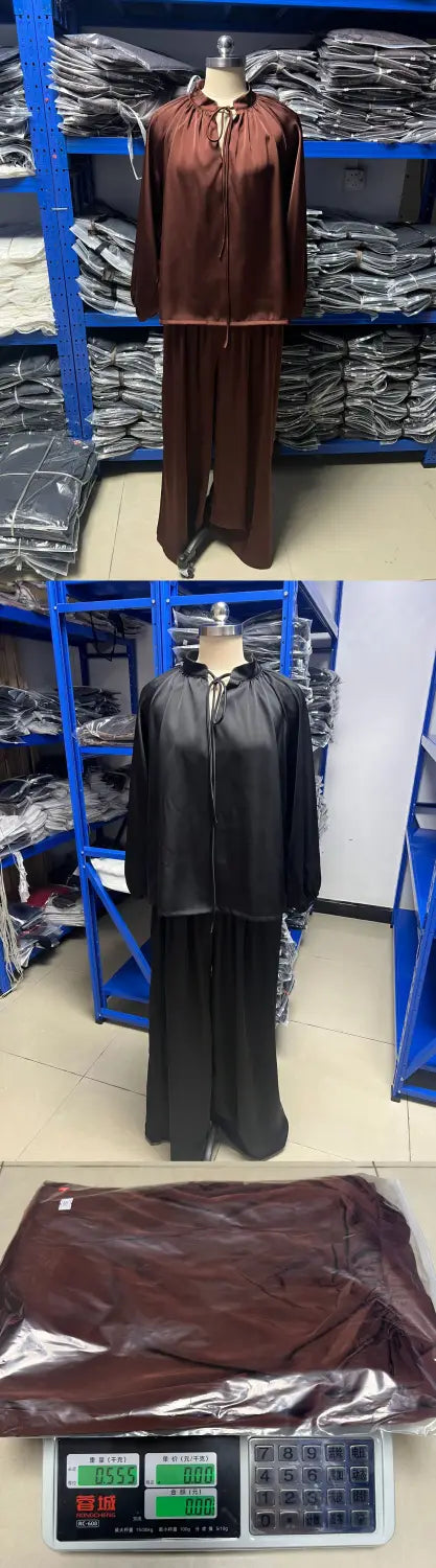 ein zweiteiliges Satin-Set aus passender Kombination für Frühling und Sommer in kräftigem Burgunderrot mit langen Ärmeln, fließenden Hosen und einem eleganten Drapékragen