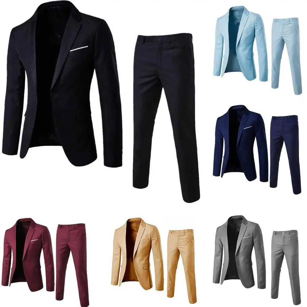 Blazer negro de color sólido para hombre con un ajuste entallado elegante, diseño de manga larga y sutiles costuras de contraste blancas en el bolsillo del pecho, como parte de un conjunto de largo de pantalones de traje slim fit.