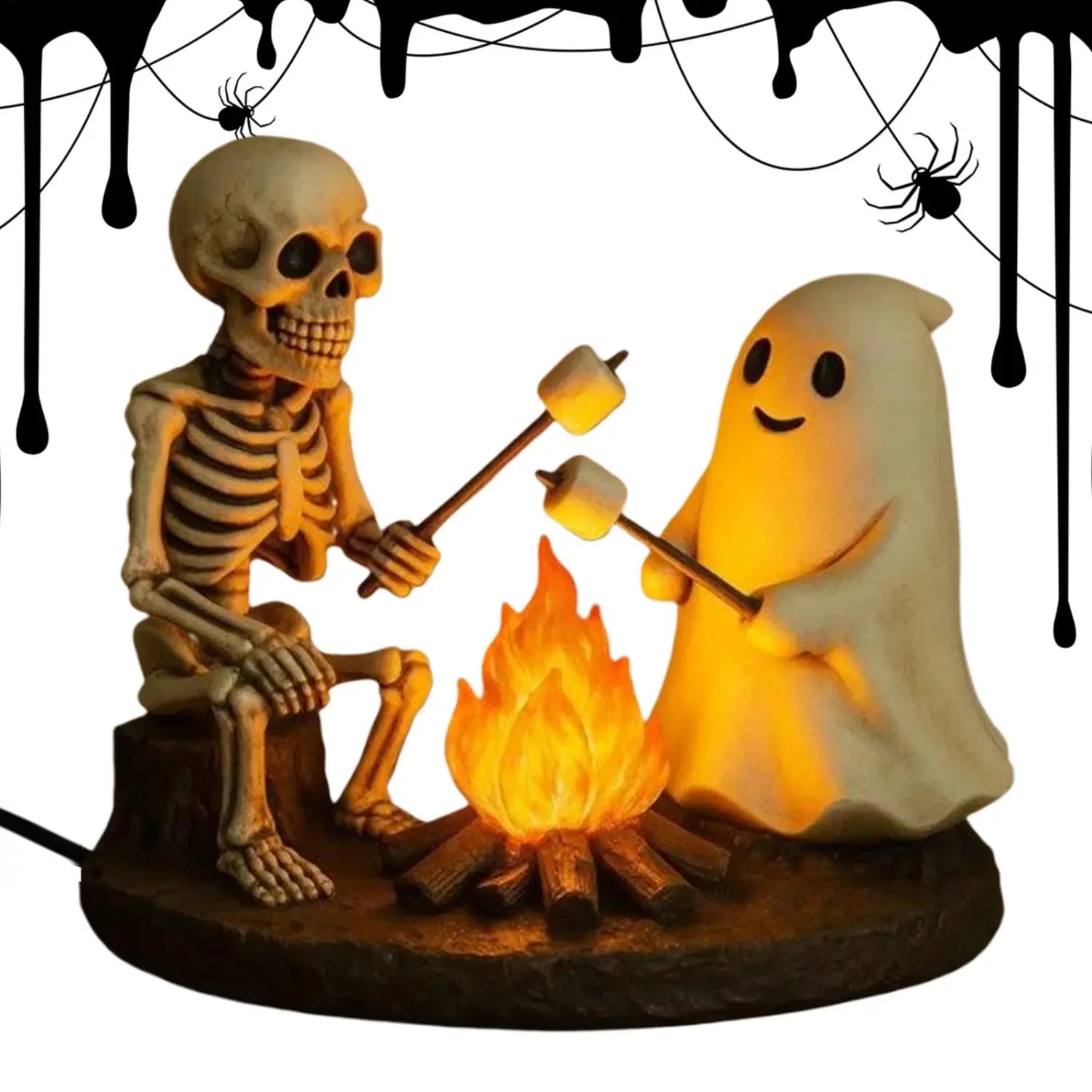 lanterne de nuit de feu de camp fantomatique présentant un fantôme squelette et un fantôme rôtissant des guimauves près d’un feu de camp lumineux moulé en plastique, avec une illumination jaune chaude, pour la décoration d’Halloween.