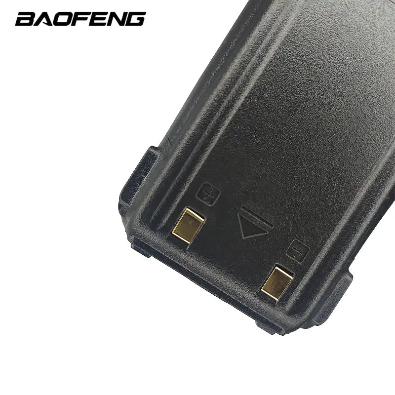 Schwarzer Baofeng-UV-10R-Akku mit strukturierter Oberfläche und goldfarbenen Anschlüssen, ausgelegt für die Verwendung in einem Funkgerät, mit Kapazität 4800 mAh und USB-Kompatibilität.