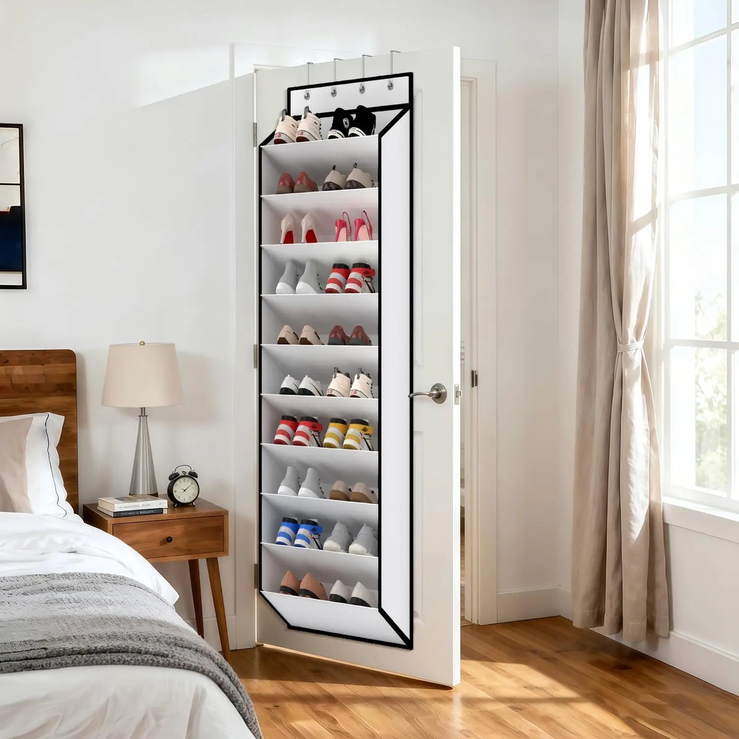 Organisateur de chaussures au-dessus de la porte en blanc avec bordure noire, comprenant 10 niveaux et plusieurs étagères pour ranger différentes paires de chaussures, conçu comme organisateur de chaussures au-dessus de la porte