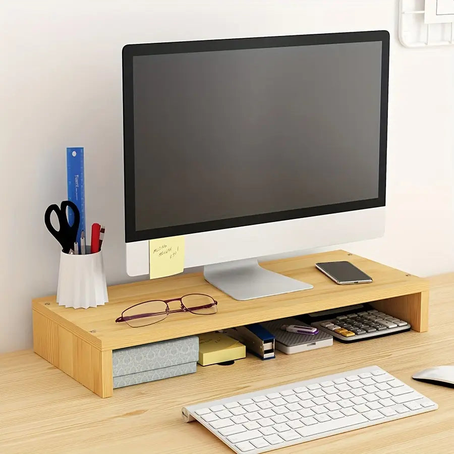 Weißer Monitorständer mit Tastaturablage aus hellem Holz mit Schublade und offenem Regal zur geordneten Ablage von Büromaterialien auf dem Schreibtisch.