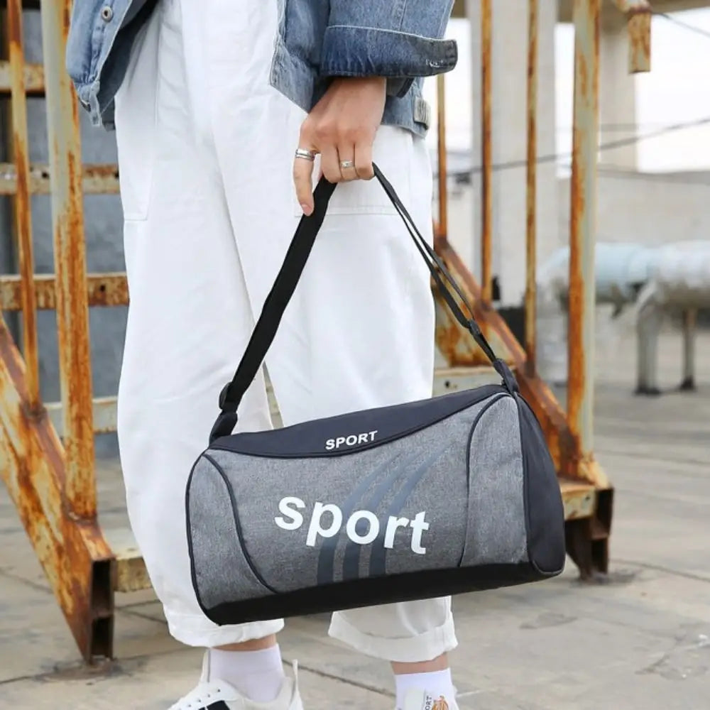 Bolsa tipo duffel para gimnasio pequeña para deporte, en gris y negra, con letrero deportivo blanco, diseñada para entrenamientos de aptitud física.