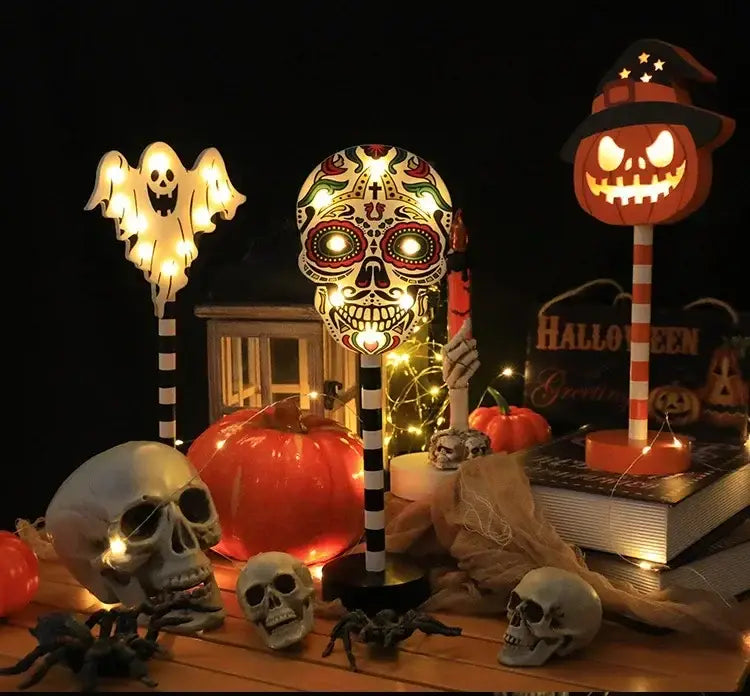 Leuchtender Zuckerschädel-Halloween-LED-Nachtlicht mit aufwendigen roten, schwarzen und weißen Designs, montiert auf einem gestreiften Stab für eine wassergeschützte Outdoor-Dekoration.