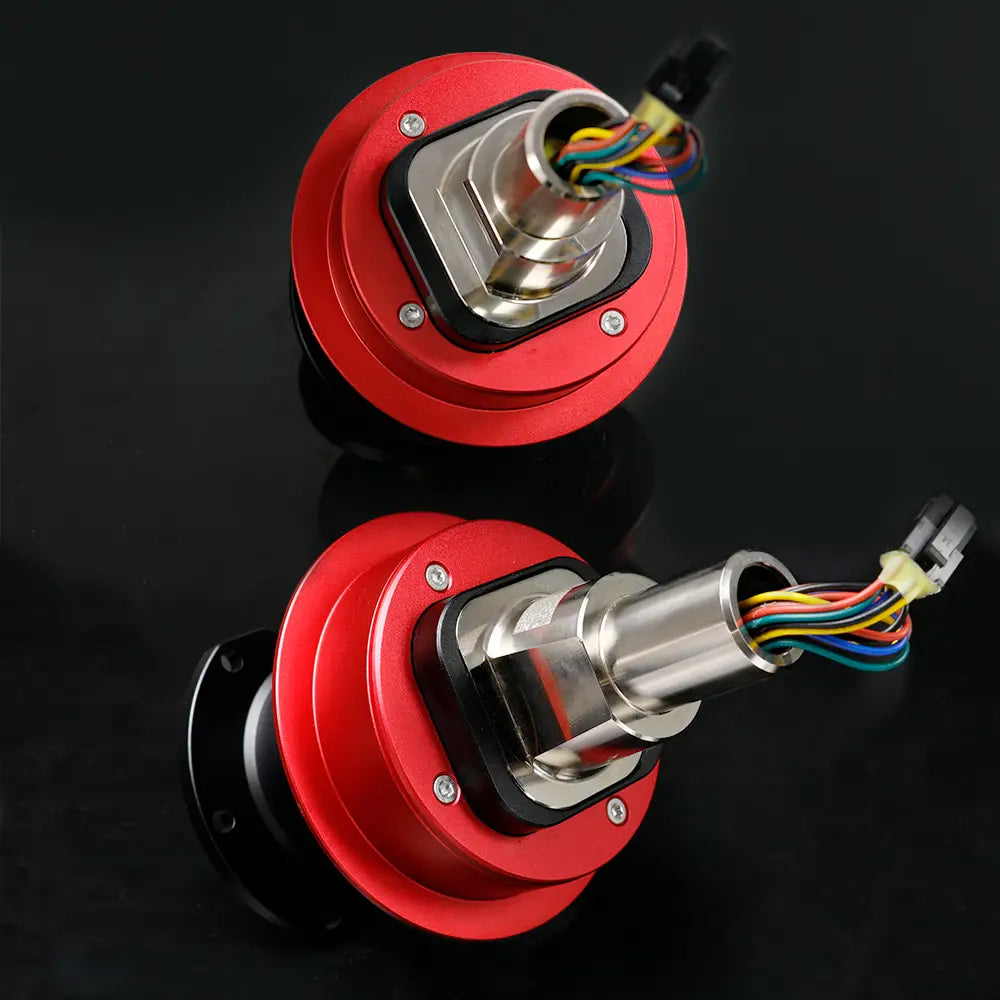 Encodeur rotatif à commande rotative monté sur le volant, couleur rouge et argent, avec câblage multicolore sur la face arrière de l’adaptateur de moyeu à dégagement rapide Fanatec Qr2 Quick Release Hub