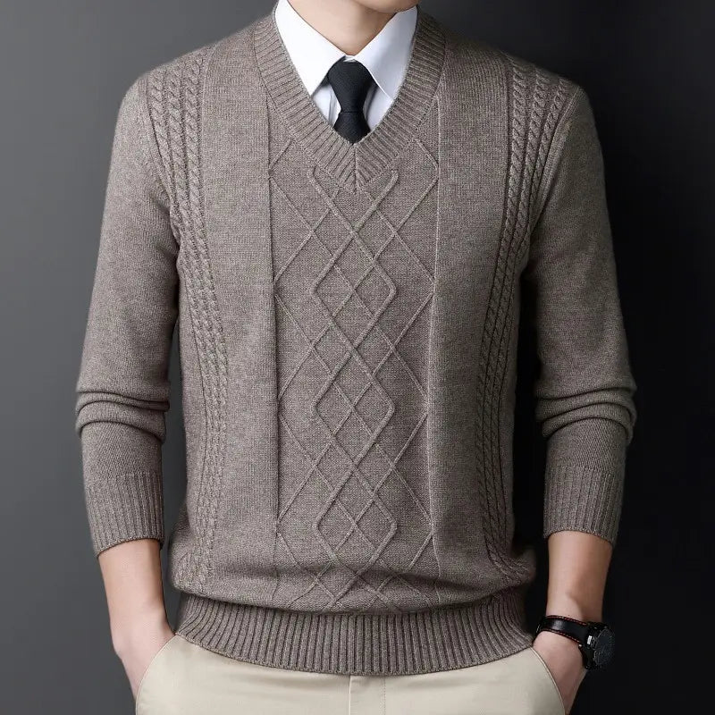 Herren-V-Ausschnitt-Strickpullover in Taupe mit aufwendigen Diamant- und Zopfmuster-Designs, geeignet für lässige Winterkleidung