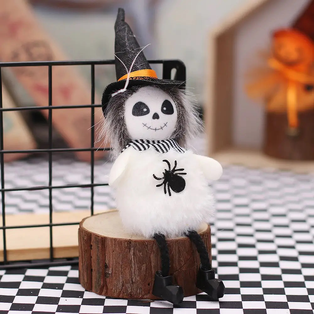 Figura colgante de calavera esponjosa blanca para halloween, adorno de halloween, con sombrero de bruja negro con una banda naranja y un aplique de araña negra en el pecho, hecho de tela para uso colgante