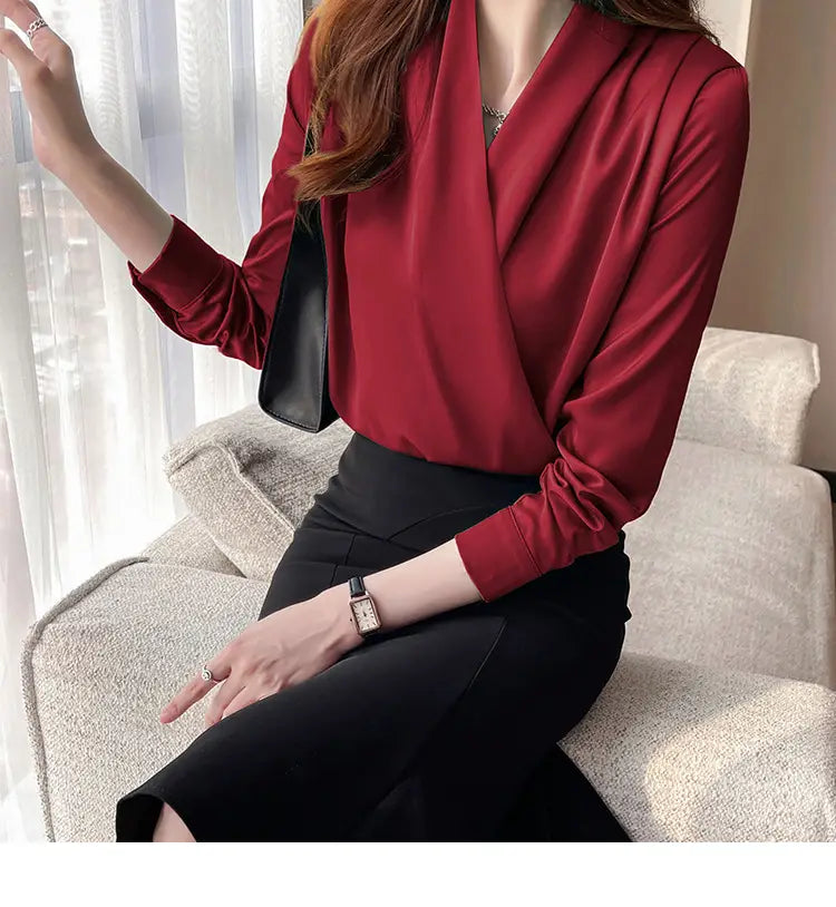 ドレープされたネックラインと長袖を備えた、リッチなバーガンディサテンの女性用Vネックブラウス。