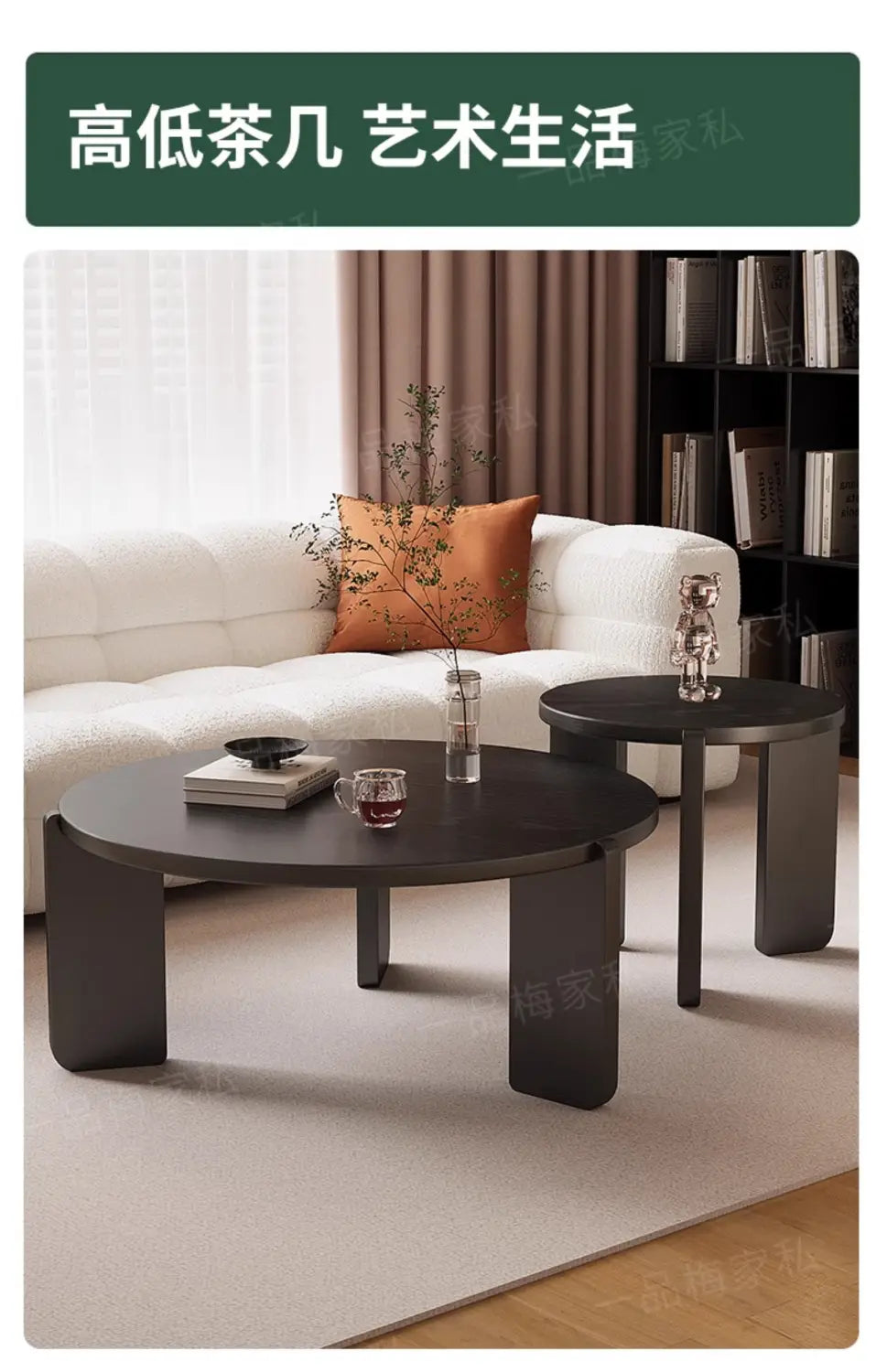 Moderner schwarzer runder Couchtisch mit matter Oberfläche und eleganten minimalistischen Beinen, die die wichtigsten Verkaufsargumente für stilvolle Wohnbereiche hervorheben.