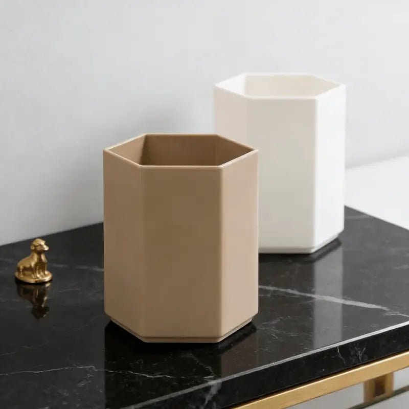 Porte-stylo en plastique hexagonal beige pour bureau, à finition mate, conçu pour organiser des stylos et de petits accessoires de bureau.