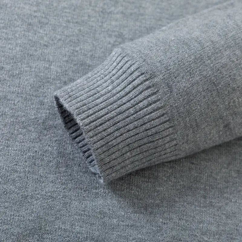 Graues geripptes Strickbündchen für den klassischen Herren-Strickpullover mit Rundhalsausschnitt, gefertigt aus weichem Material für angenehmen Tragekomfort