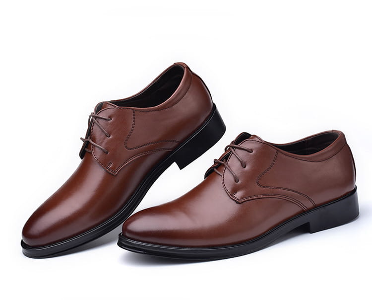 Herren-Lederschuhe vom Typ Oxford aus braunem Leder mit Schnürverschluss, schwarzen Sohlen und aus der Vorderansicht dargestellt.