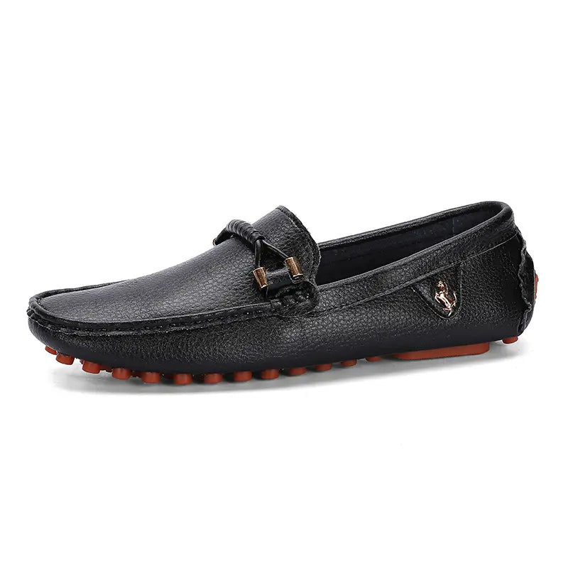 Chaussures à enfiler habillées en cuir noir pour hommes, avec une surface texturée, des semelles en caoutchouc marron munies de petites accroches et une bride décorative tressée sur le bout pour un port décontracté sans effort.