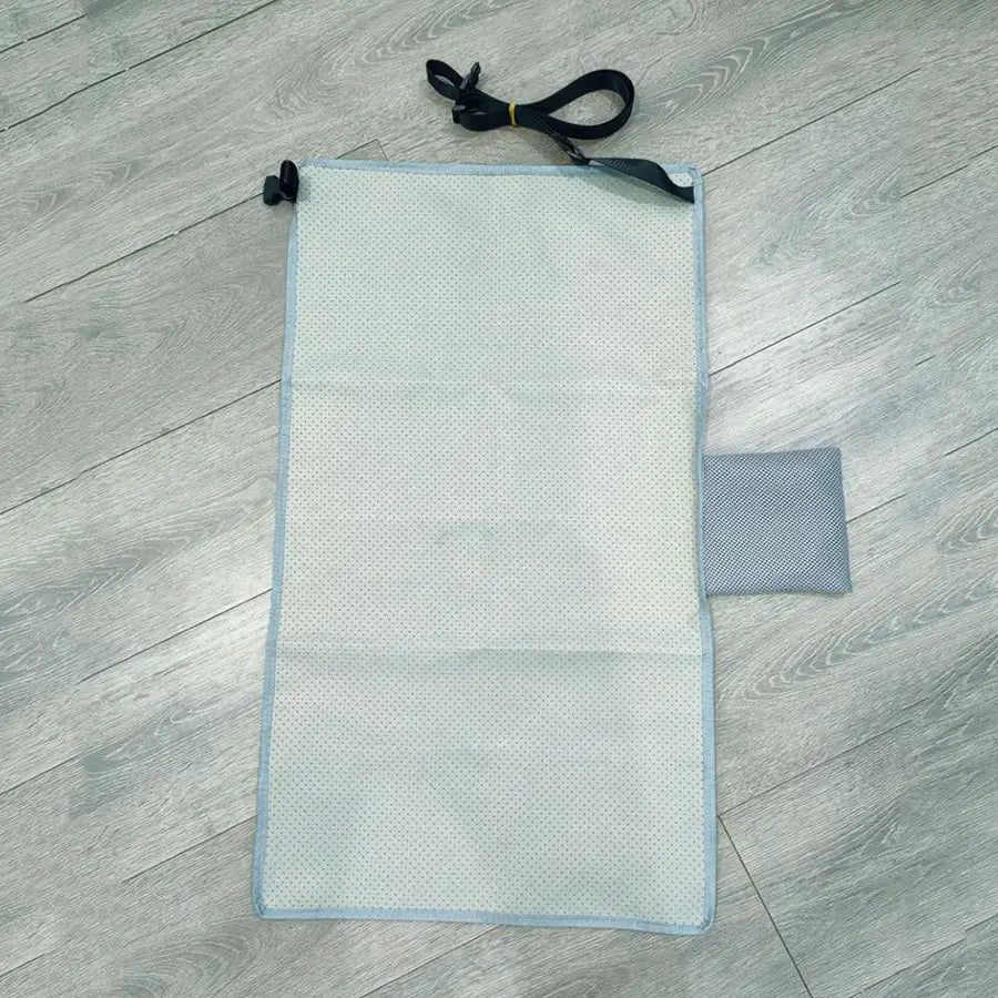 hellblaue Mikrofasern-Kinder-Flugzeug-Fußstütze-Reisebett-Sitzverlängerung mit schwarzem verstellbarem Riemen und kleiner grauer Mesh-Tasche.