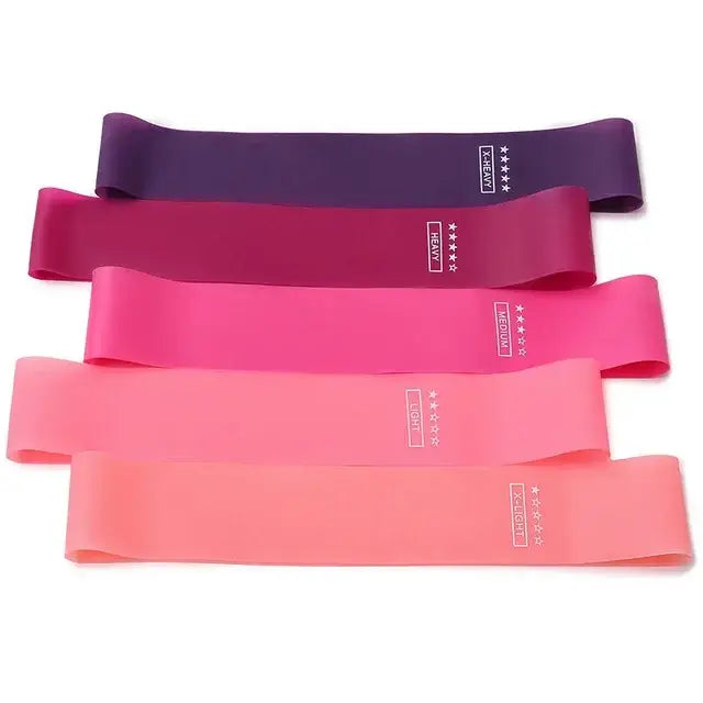 Ensemble de cinq bandes de résistance colorées pour le fitness et le Pilates aux nuances dégradées allant du rose clair au violet profond, chacune étiquetée avec un niveau de poids et une note par étoiles.