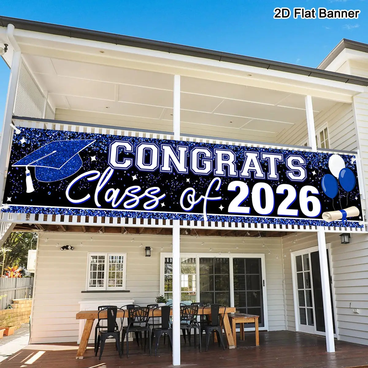 Banner de graduación con brillo azul y texto blanco que dice felicitaciones clase de 2026, con elementos decorativos que incluyen un birrete, globos y un diploma para banner de graduación clase de 2026, suministros para fiesta