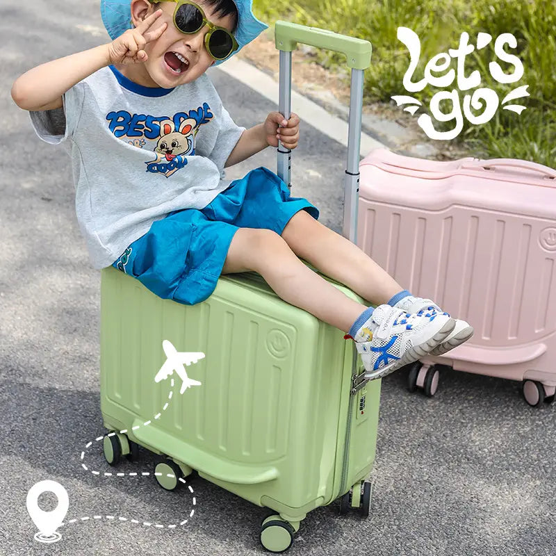 Hellgrüne Hartschalen-Kinderwagenkoffer auf Gepäck mit einem weißen Flugzeugaufdruck und vier Rädern, die als gelber Handgepäckkoffer verwendet werden.