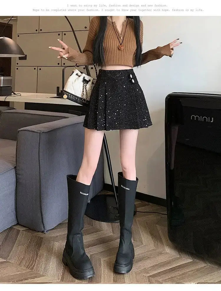 Schwarze Balenciaga-Kniehohe Stiefel mit dicken Sohlen und elegantem mattem Finish, kombiniert mit einem rosa Bouclé-Falten-Minirock.