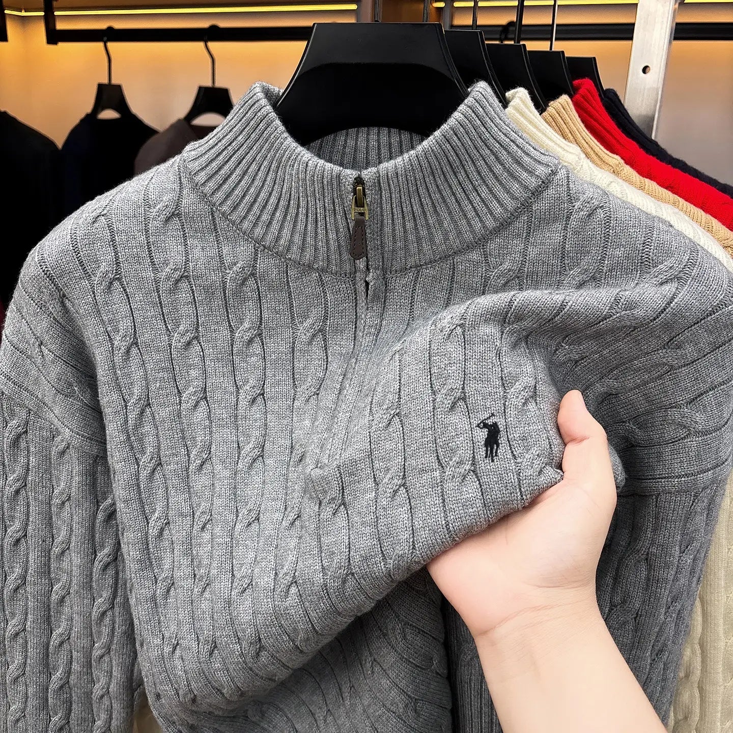 Herren-Designer-Sweater aus grauem Zopfmusterstrick mit halbem Reißverschluss aus Strickstoff, mit einem schwarzen bestickten Polo-Ralph-Lauren-Logo auf der Brust.