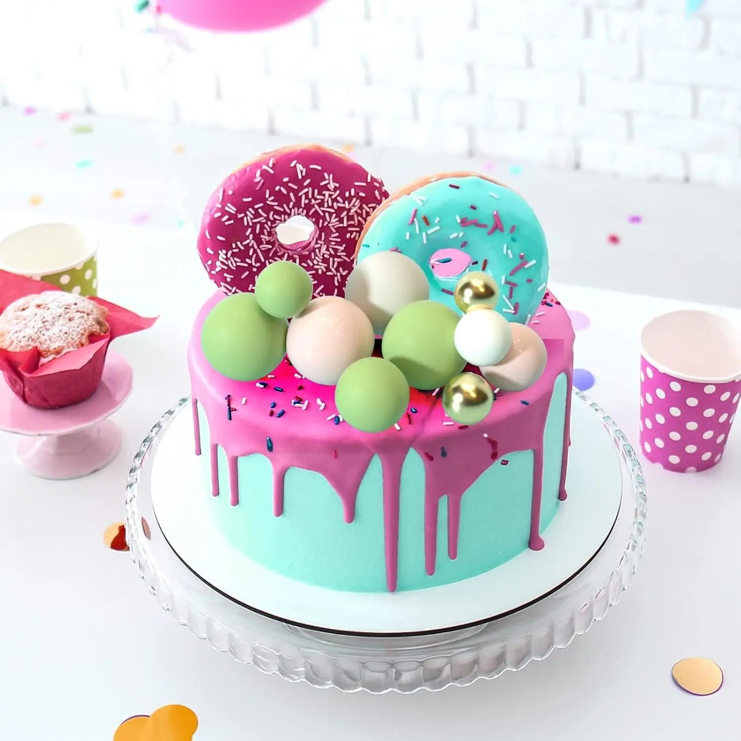 un gâteau à glaçage turquoise et rose vif avec gouttes décoré de beignets surdimensionnés, de sphères colorées et de boules en mousse dorées, inclus dans l’ensemble de 20 pièces joyeux anniversaire ballon gâteau doré et argenté en mousse ballon mariage fête d’anniversaire décoration diy décoration maison