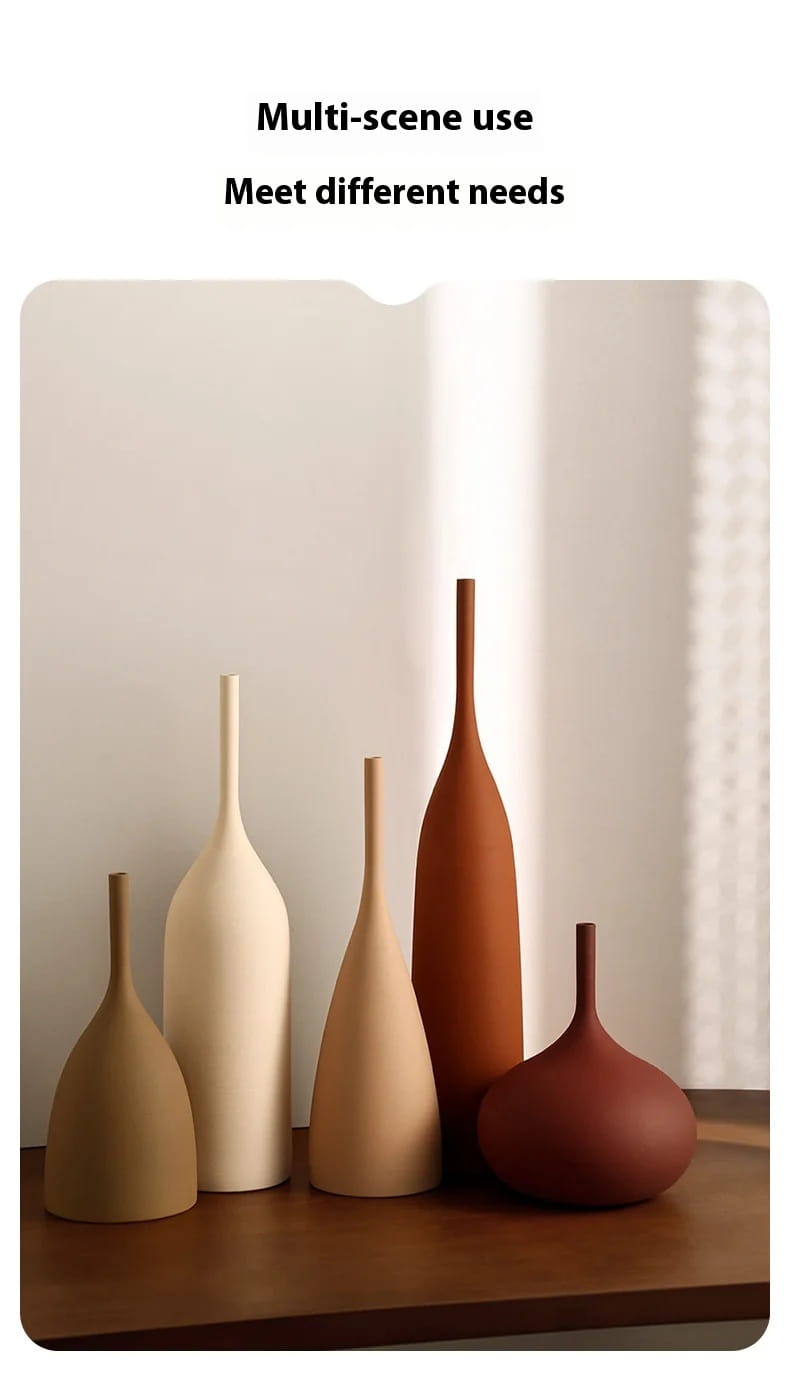 Conjunto de cinco jarrones de cerámica minimalistas en tonos tierra con siluetas modernas elegantes y acabados mate lisos, para una decoración wabi sabi.