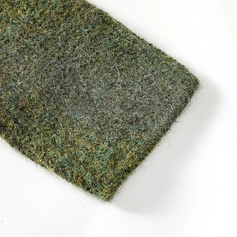 Herren-V-Ausschnitt-Strickcardigan mit einem strukturierten Moosgrün-Filz-Einsatz und weicher flauschiger Oberfläche sowie subtilen Farbtonabweichungen