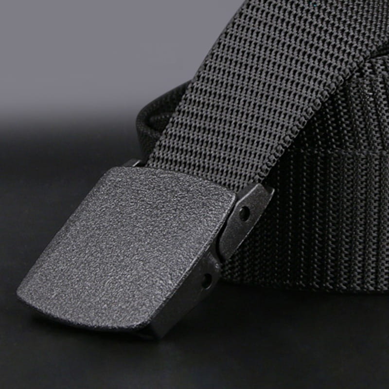 Ceinture tactique en nylon noir texturée avec une boucle en plastique à finition mate, d’une longueur de 120 cm.