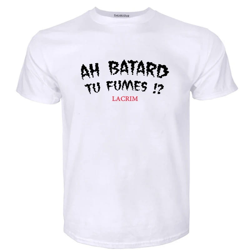 T-shirt en coton pour homme, motif graphique, manches courtes, couleur blanche, avec texte noir et rouge indiquant « ah batard tu fumes » et « lacrim ».