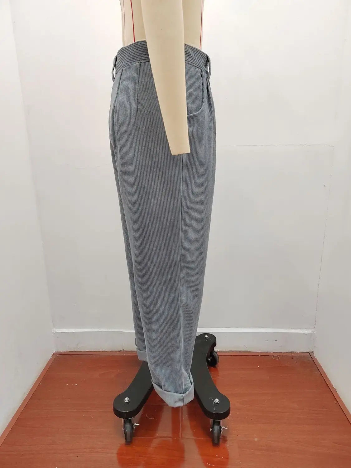 Pantalon en velours côtelé gris taille haute ample avec une coupe ample et décontractée et des côtes verticales discrètes