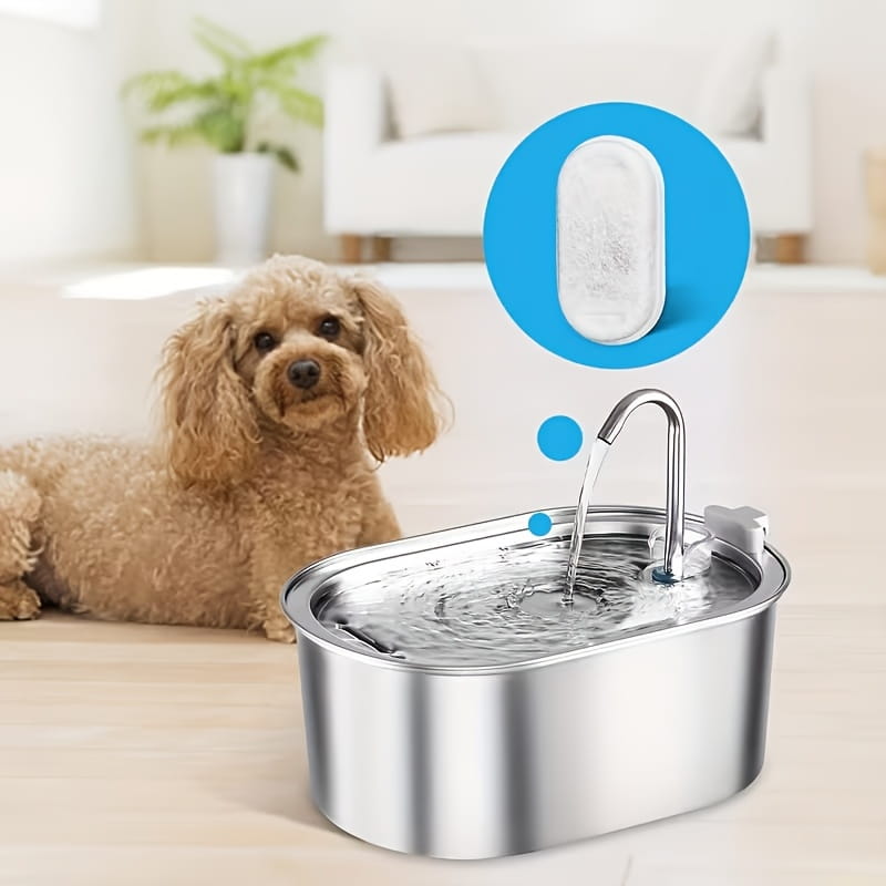 Edelstahl-Trinkbrunnen für Haustiere mit einer eleganten ovalen Schale und geschwungenem Auslauf, der fließendes Wasser ausgibt, mit Aktivkohlefiltern im Ersatzset.