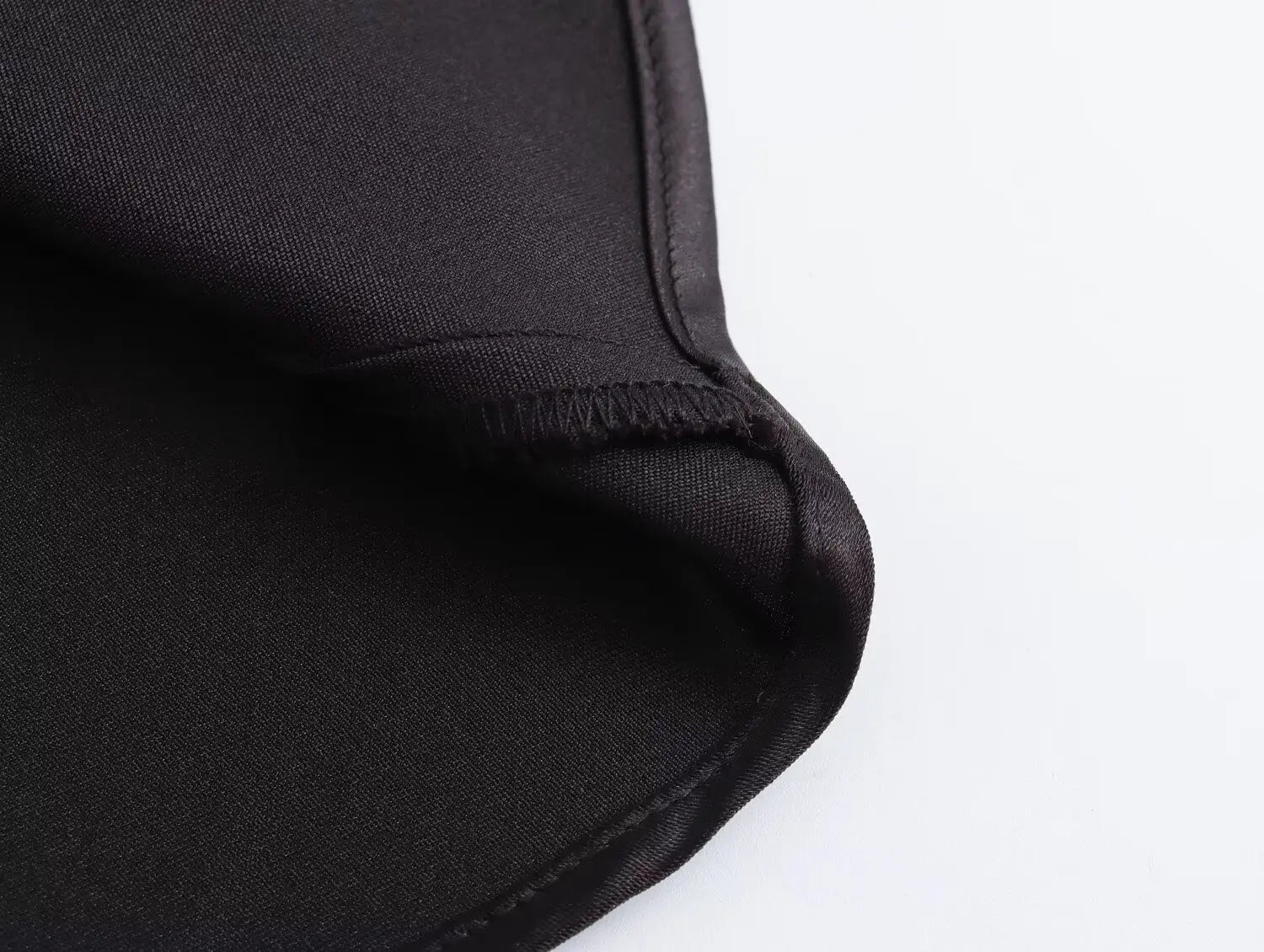Jupe midi en satin noir à taille haute, longue et élégante, avec tissu lisse et brillant et bords cousus avec soin.