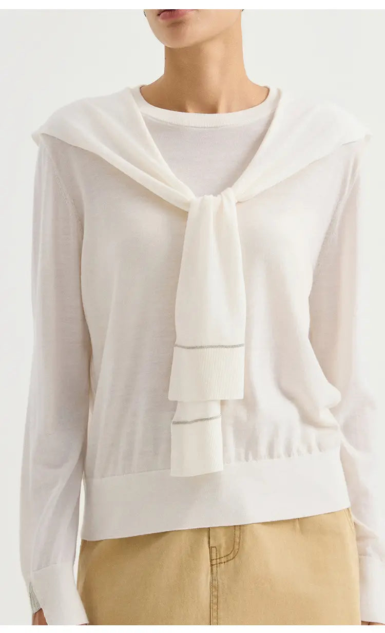 Weißer Wollstrick-Schulterwickel-Cape-Schal mit weißer Strickpullover-Textur, maritimem Kragen im Stil eines Matrosenkragens und mehrlagiger Bindedetailausführung.