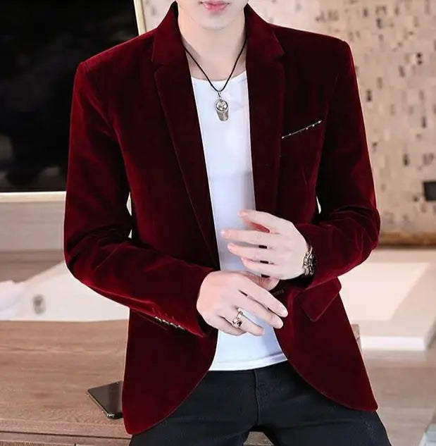 Veste de blazer en velours à coupe slim pour homme, en bordeaux riche, avec une coupe sur mesure et des revers à encoches.