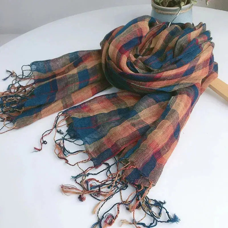 Bufanda para mujer de cuadros, larga, ligera, tejida en punto, tipo chal envolvente, con un patrón de cuadros multicolor acogedor, bordes deshilachados y borlas en tonos de azul, naranja, rojo y beige.