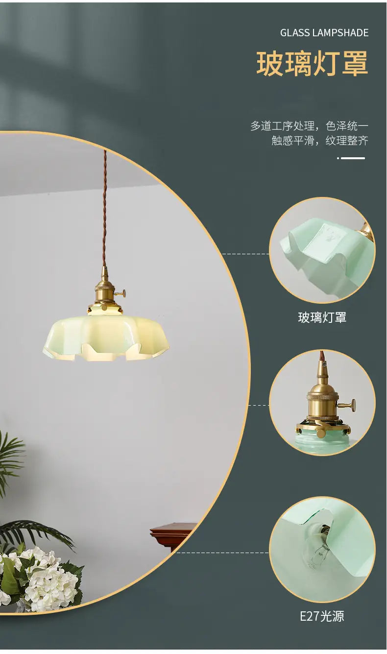 Un luminaire suspendu délicat à jupe florale en verre vert menthe avec une tête de lampe en cuivre et un support à finition laiton, vu sur le côté.
