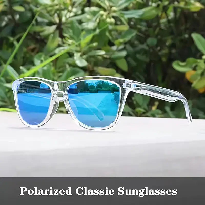 Lunettes de soleil claires colorées à monture blanche transparente, dotées de verres miroirs bleus vibrants polarisés et d’une protection UV400