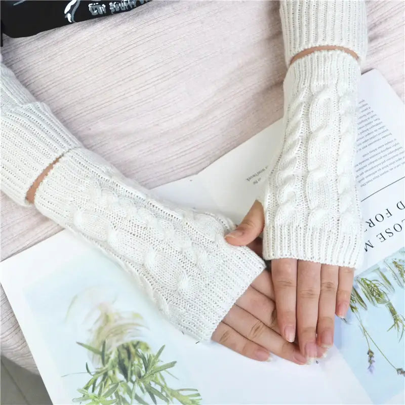 Ecrufarbene, gestrickte fingerlose Handschuhe mit Zopfmuster und gerippten Bündchen, für Frauen entworfen; gestrickte fingerlose Handschuhe mit Zopfmuster als Winterstulpen.