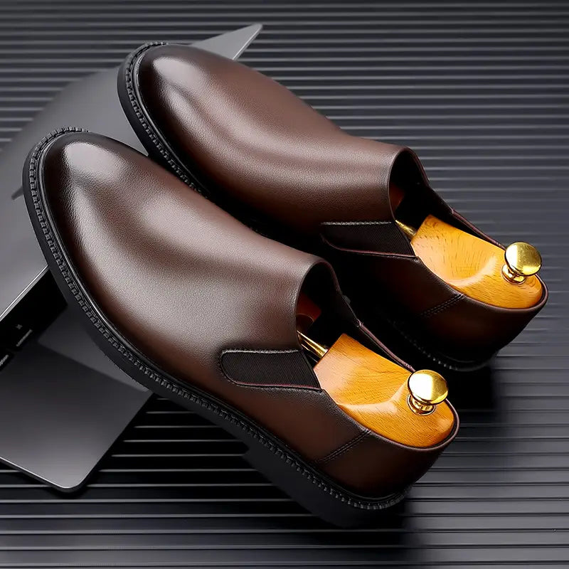 Chaussures habillées à enfiler en cuir pour hommes, marron, avec finition polie et élégante et embouts de talon à teinte dorée.