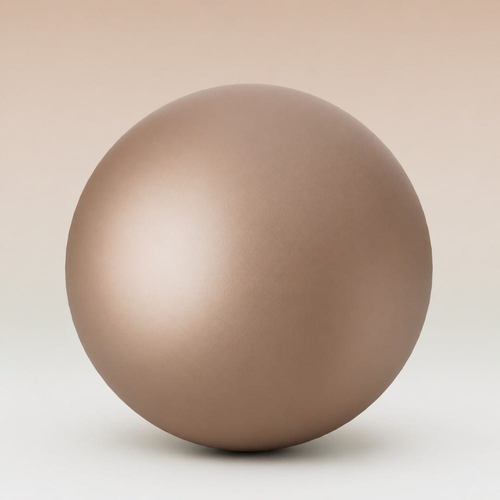 Un balón de yoga Pilates de 22 cm color rosa dorado, de acabado mate suave, antiestallidos, diseñado para el entrenamiento del core y el acondicionamiento físico.