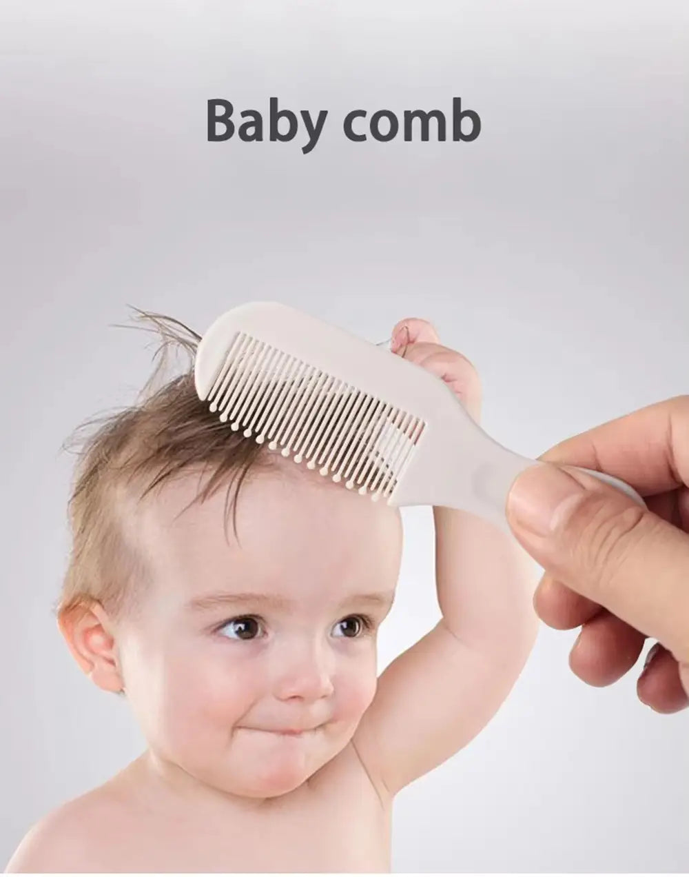 Weißer, weicher Kunststoff-Baby-Kamm mit sanft abgerundeten Zähnen für die besonders zarte Haarpflege, enthalten im Baby-Pflege-Set für Neugeborene.