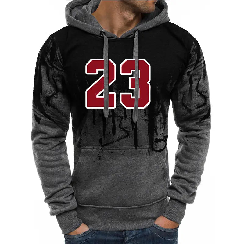Ensemble sweat à capuche et jogging pour homme portant le numéro 23, avec un sweat à capuche noir et gris présentant un design effet vieilli, des chiffres rouges 23 audacieux soulignés de blanc, et des motifs d’éclaboussures sombres sur les manches.