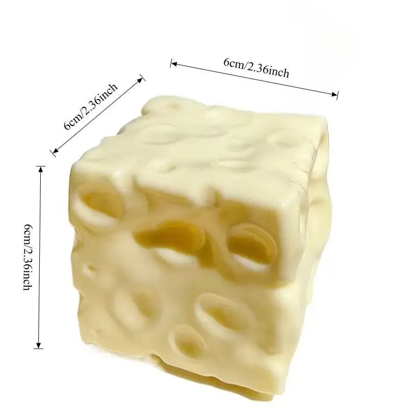 Cremefarbenes würfelförmiges Käse-Soft-Glücksbringer-Spielzeug zur Stressreduktion mit realistischer Schweizer-Käse-Textur und -Muster.