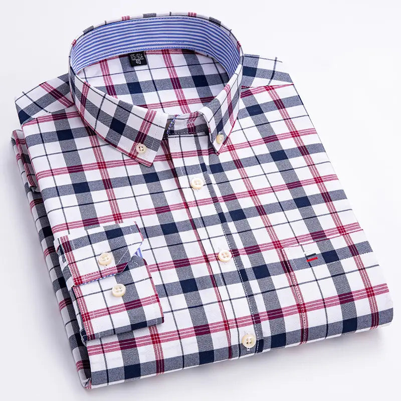 Chemise oxford à carreaux en coton, grande taille pour homme, pliée avec soin, présentant un motif classique blanc, bleu marine et rouge, avec des lignes fines grises, des boutons de couleur crème et une doublure intérieure de col légèrement rayée.