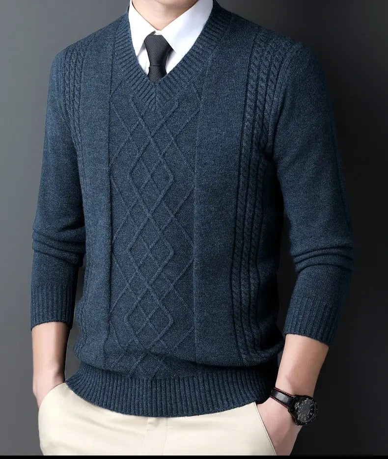 Dunkelblauer Strickpullover für Herren mit V-Ausschnitt mit Diamant- und Zopfmuster-Designs, entworfen als lässiger Winterpullover.