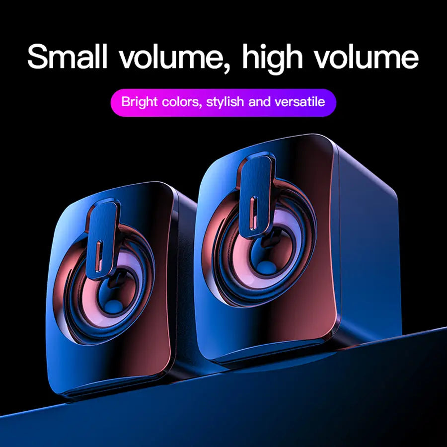 Blau-lila metallische, würfelförmige USB-Mini-Computermuslautsprecher mit glänzenden Oberflächen für ein Stereo-Desktop-Audiosystem.