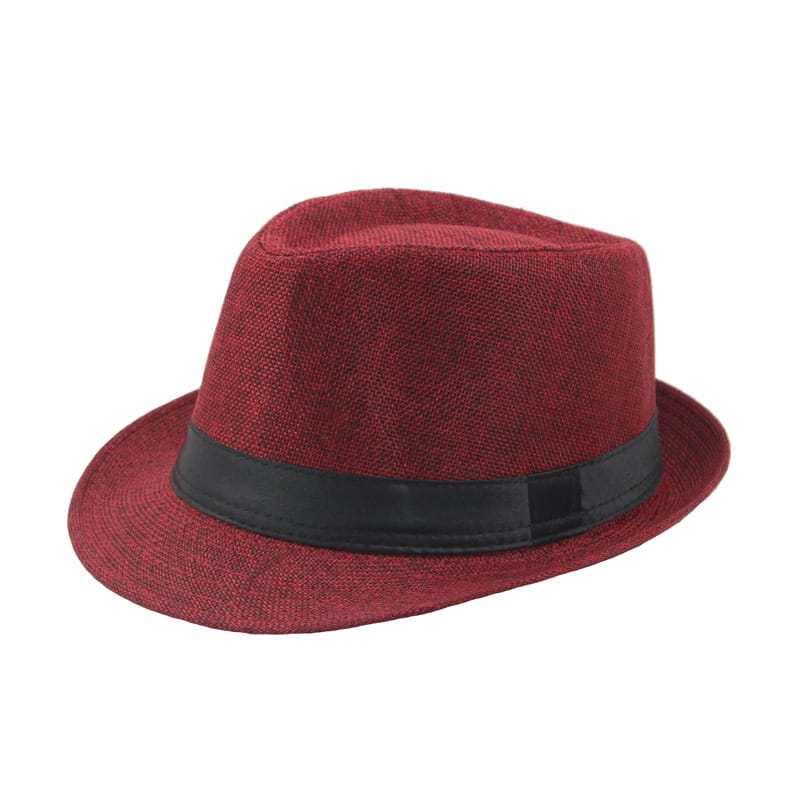 ein bordeauxfarbener Fedora-Hut aus strukturierem Stoff mit einem eleganten schwarzen Band, entworfen als Stroh-Fedora-Sonnenhut für die unisex Sommer-Nutzung am Strand.